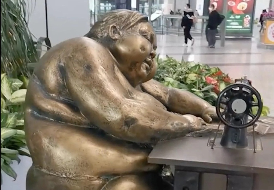 Bức tượng phụ nữ to béo, mặc hở hang đặt tại sân bay Trung Quốc - Ảnh 1.