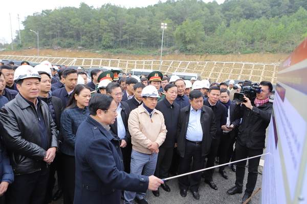 Thủ tướng Chính phủ Phạm Minh Chính kiểm tra tiến độ thi công tuyến đường cao tốc Bắc - Nam đoạn qua Thanh Hóa - Ảnh 2.