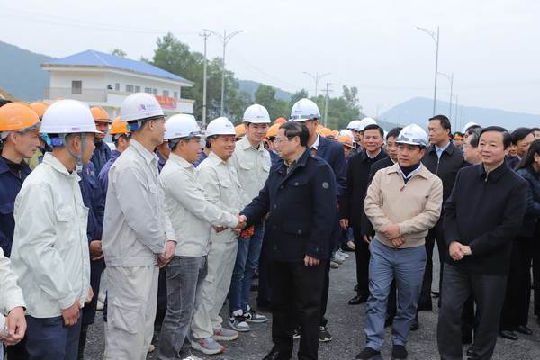 Thủ tướng Chính phủ Phạm Minh Chính kiểm tra tiến độ thi công tuyến đường cao tốc Bắc - Nam đoạn qua Thanh Hóa - Ảnh 1.