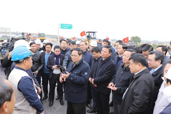 Thủ tướng Chính phủ Phạm Minh Chính kiểm tra tiến độ thi công tuyến đường cao tốc Bắc - Nam đoạn qua Thanh Hóa - Ảnh 4.