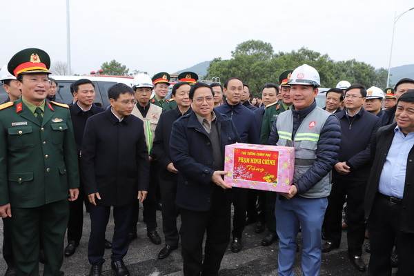 Thủ tướng Chính phủ Phạm Minh Chính kiểm tra tiến độ thi công tuyến đường cao tốc Bắc - Nam đoạn qua Thanh Hóa - Ảnh 3.