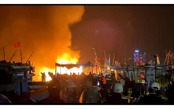 Hai tàu cá cháy dữ dội trong đêm khi đang neo đậu