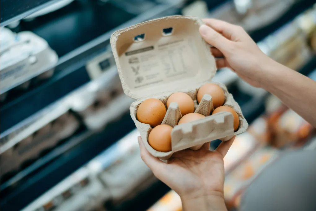 Chuyện lạ: 1 bịch vài quả giá tới 14 USD, trứng trở thành mặt hàng ‘buôn lậu’ nóng tại Mỹ - Ảnh 1.