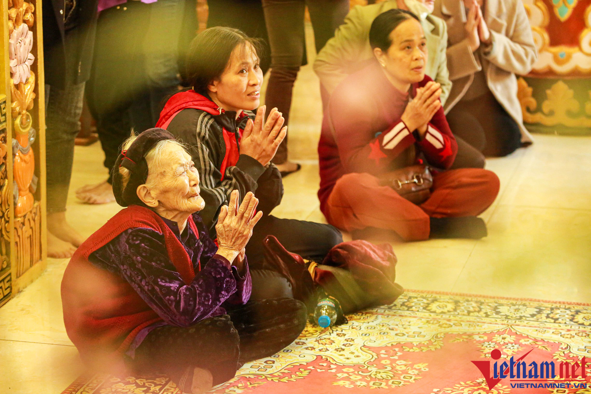 Cụ bà 90 tuổi vượt hơn trăm cây số về Hà Nội đi lễ chùa đầu năm - Ảnh 1.