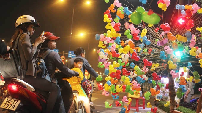 Những mặt h&agrave;ng kinh doanh tạm bợ vẫn h&aacute;i tiền triệu ng&agrave;y Tết - Ảnh 4.