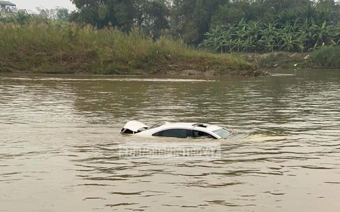 &Ocirc; t&ocirc; KIA tr&ocirc;i tr&ecirc;n s&ocirc;ng Hồng, chưa r&otilde; số phận người trong xe