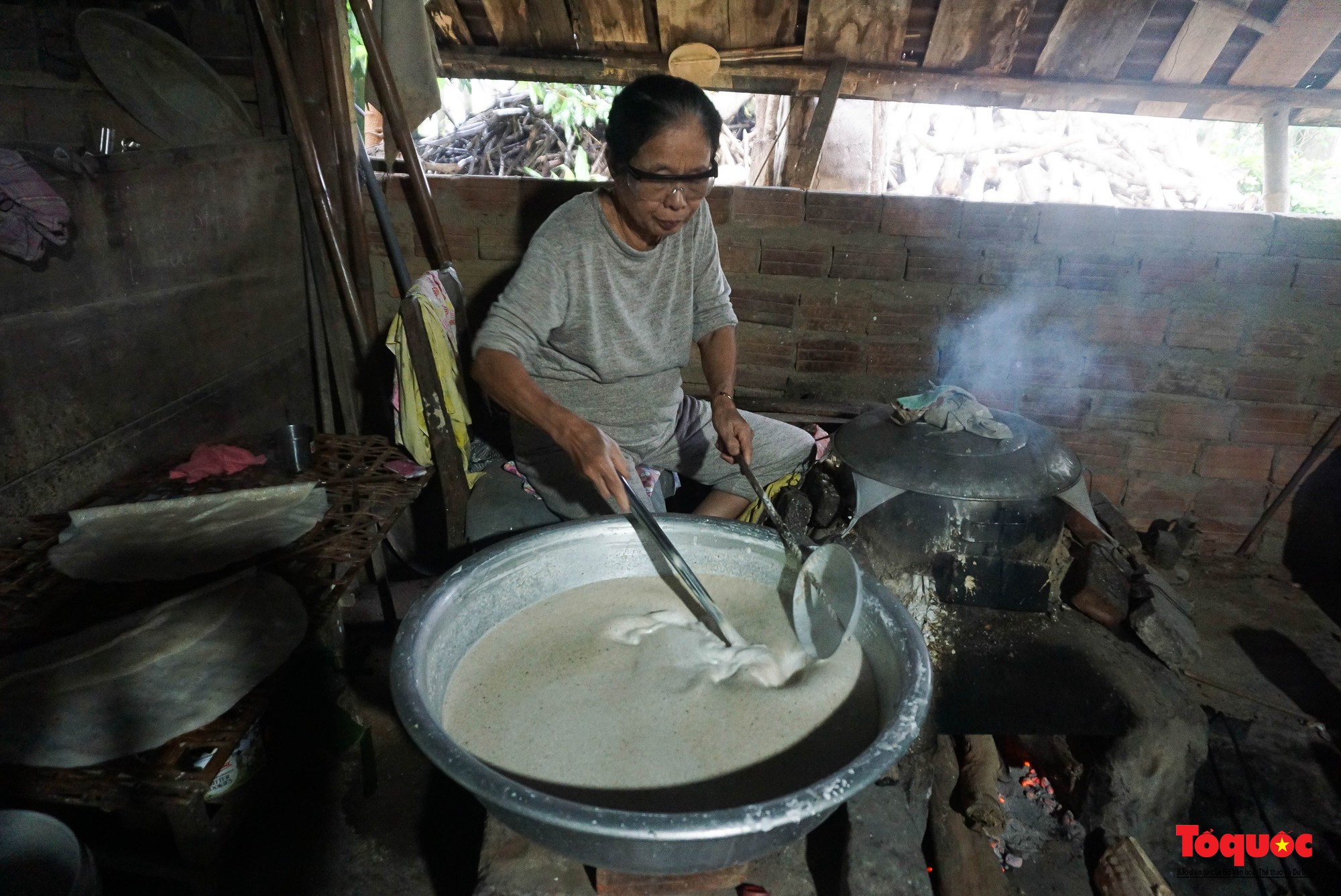 Ngày xuân về làng nghề 500 năm tuổi xem người dân làm loại bánh “chữ O” thơm ngon  - Ảnh 1.