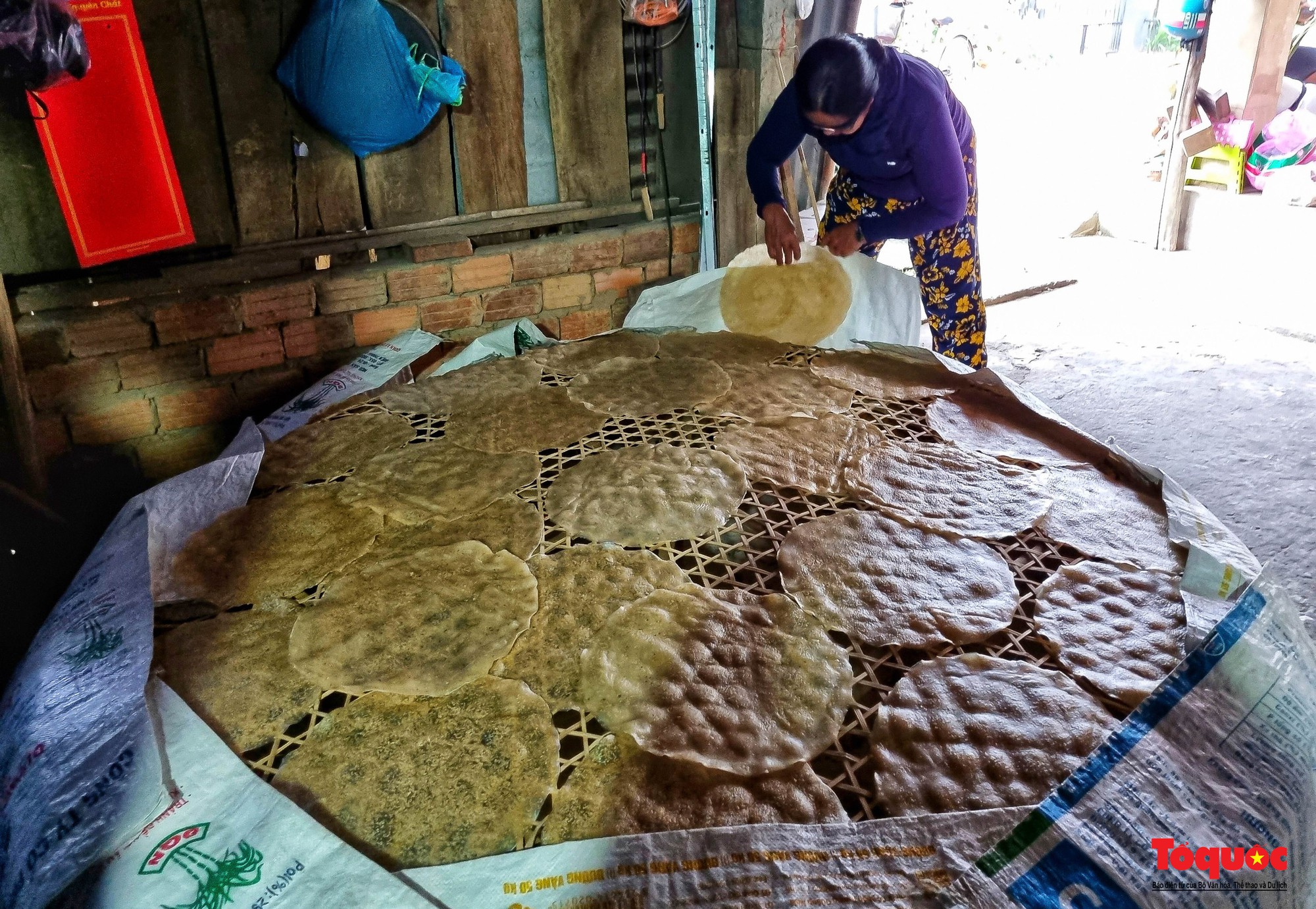 Ngày xuân về làng nghề 500 năm tuổi xem người dân làm loại bánh “chữ O” thơm ngon  - Ảnh 11.