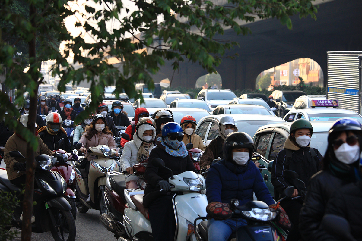 Đường phố Hà Nội thông thoáng không ngờ trong ngày đầu tuần làm việc đầu tiên của năm mới - Ảnh 8.