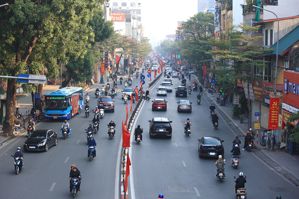 Đường phố Hà Nội thông thoáng không ngờ trong ngày đầu tuần làm việc đầu tiên của năm mới - Ảnh 3.