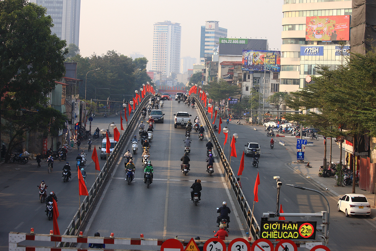 Đường phố Hà Nội thông thoáng không ngờ trong ngày đầu tuần làm việc đầu tiên của năm mới - Ảnh 6.