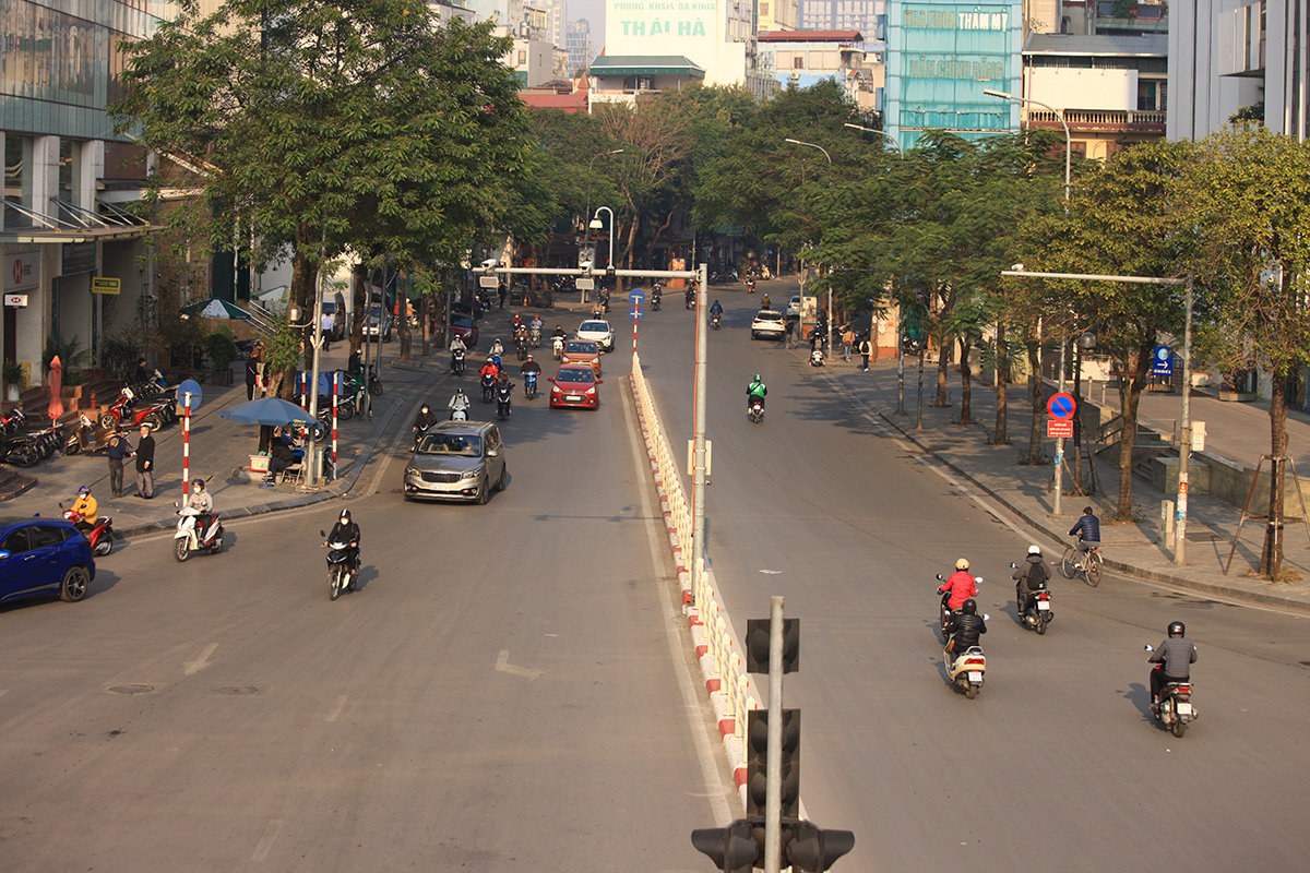 Đường phố Hà Nội thông thoáng không ngờ trong ngày đầu tuần làm việc đầu tiên của năm mới - Ảnh 4.