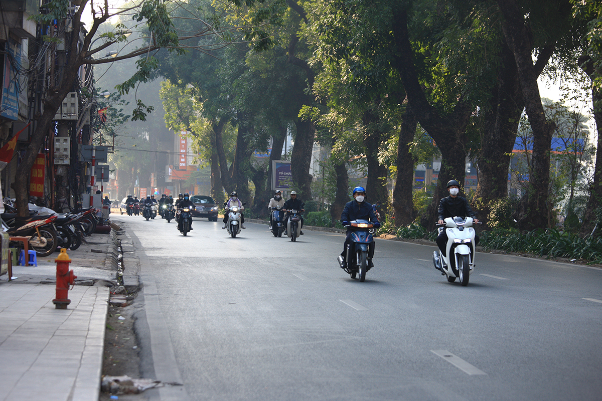 Đường phố Hà Nội thông thoáng không ngờ trong ngày đầu tuần làm việc đầu tiên của năm mới - Ảnh 2.