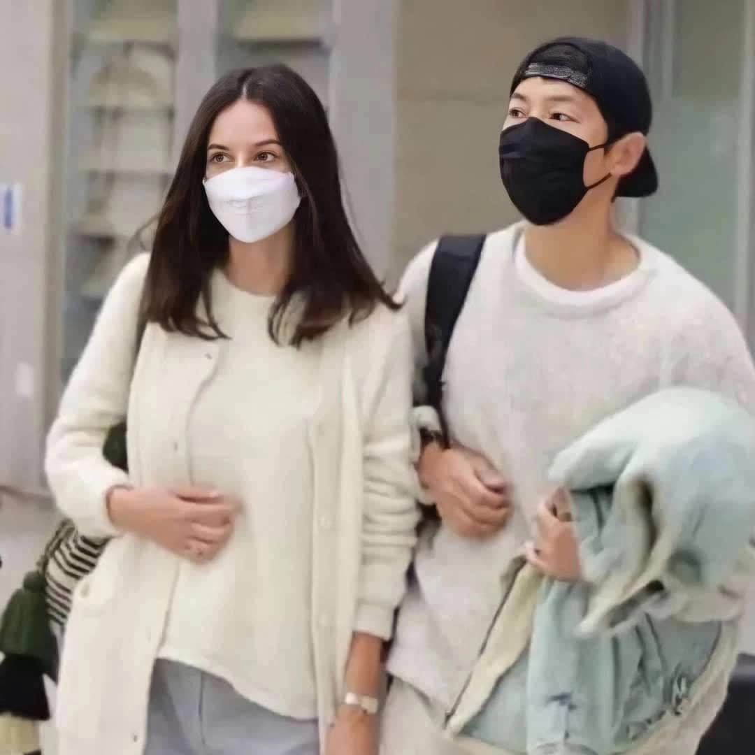 Song Joong Ki thề &quot;bên nhau trọn đời&quot; với vợ mới, netizen chua chát nhắc lại lời thề trong đám cưới với Song Hye Kyo - Ảnh 1.