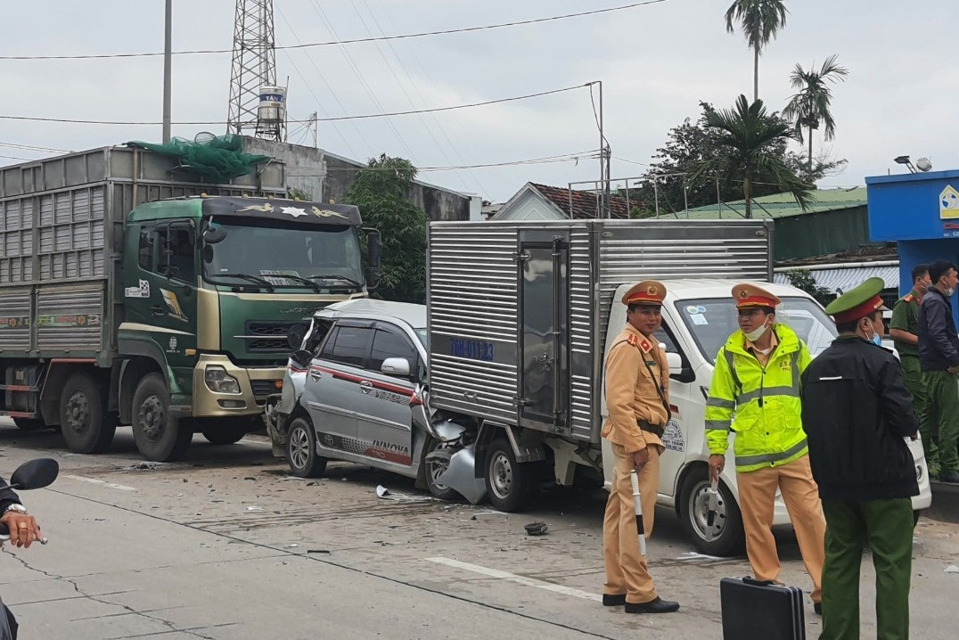Tai nạn 5 ô tô tông liên hoàn khi dừng đèn đỏ ở Quảng Ngãi - Ảnh 2.