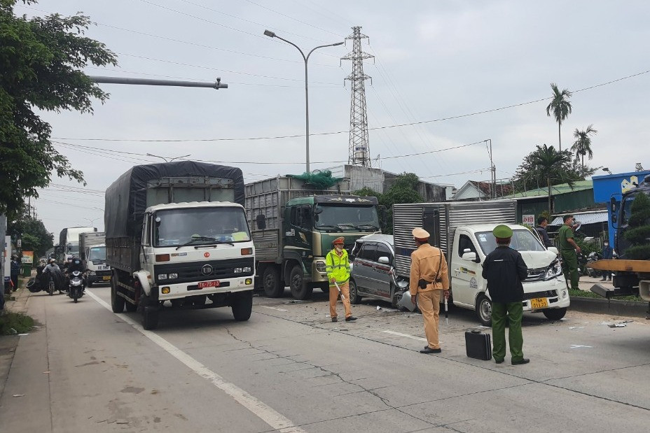 Tai nạn 5 ô tô tông liên hoàn khi dừng đèn đỏ ở Quảng Ngãi - Ảnh 1.