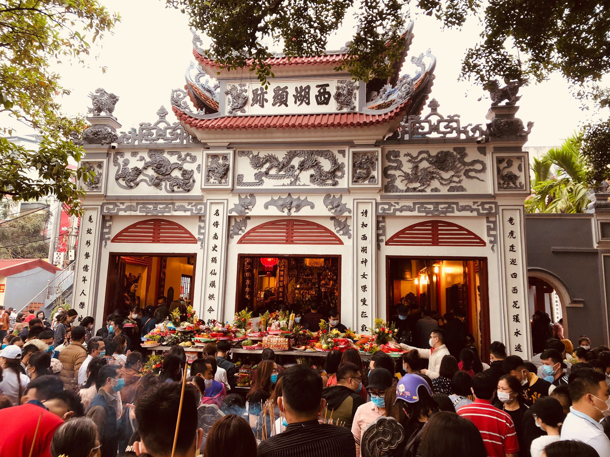 Lễ Phủ Tây Hồ Đầu Năm: Hành Trình Tâm Linh Cầu May Mắn Đầu Xuân