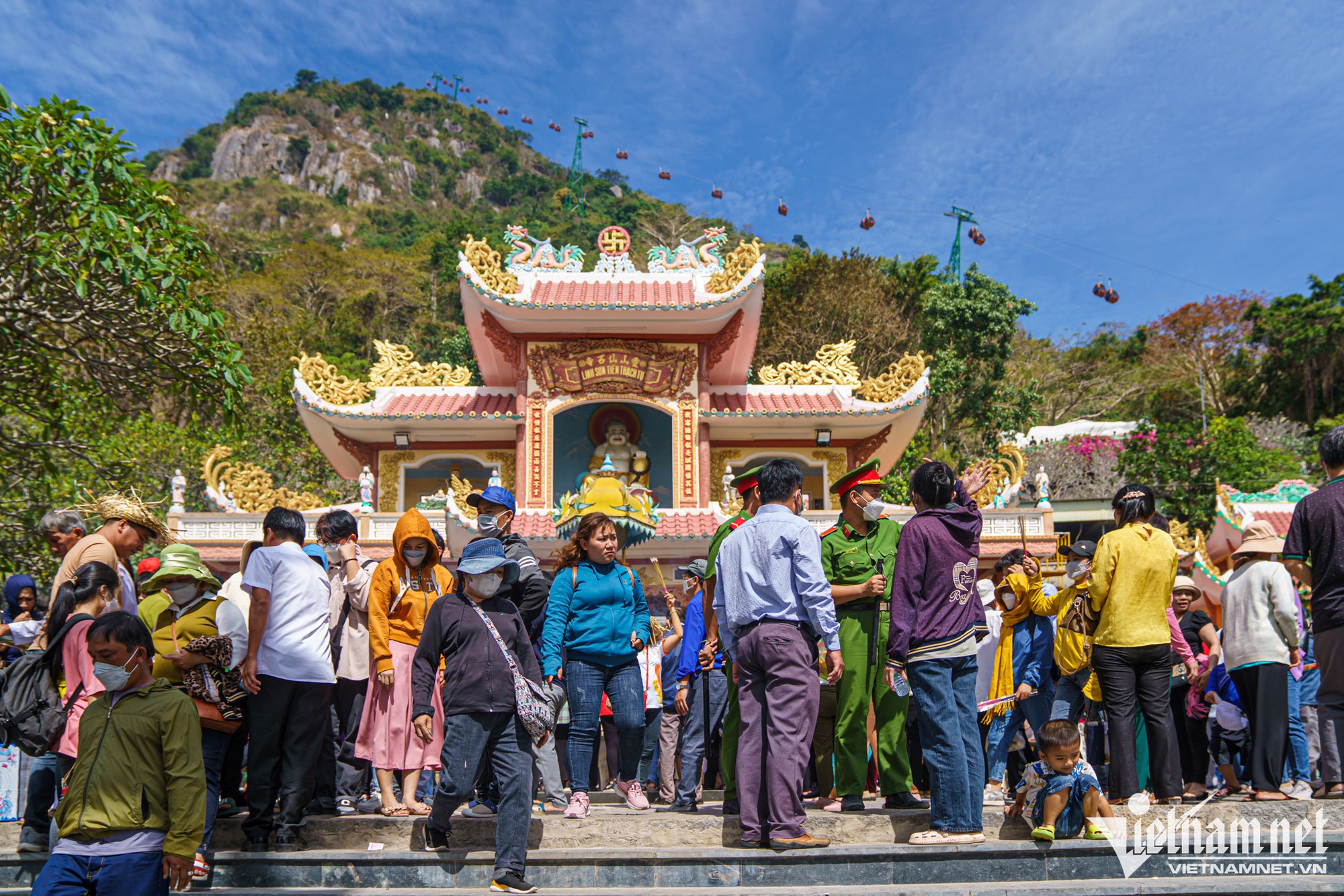 Hàng nghìn người lên núi Bà Đen dâng hương đầu năm - Ảnh 1.