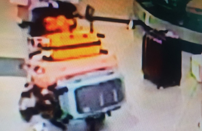 Tin 1/2: Truy tìm người 'cầm nhầm' chiếc vali to ở sân bay Phú Quốc; sức khỏe nạn nhân vụ mẹ chồng và con dâu dùng xăng đánh ghen hiện ra sao? - Ảnh 2.