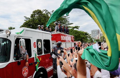 Tang lễ Pele: Xe cứu hỏa rước linh cữu Pele khắp đường phố Santos, đưa Vua bóng đá về nơi an nghỉ cuối cùng - Ảnh 17.