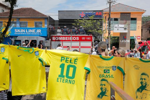 Tang lễ Pele: Xe cứu hỏa rước linh cữu Pele khắp đường phố Santos, đưa Vua bóng đá về nơi an nghỉ cuối cùng - Ảnh 21.