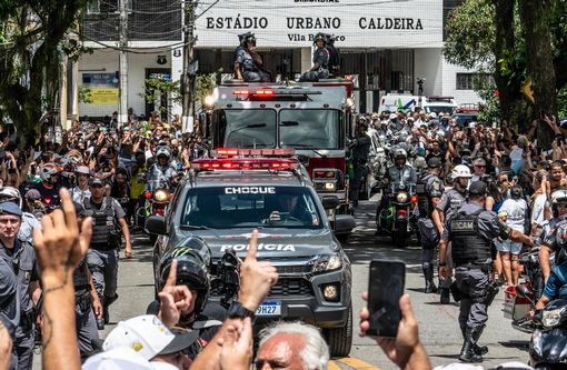 Tang lễ Pele: Xe cứu hỏa rước linh cữu Pele khắp đường phố Santos, đưa Vua bóng đá về nơi an nghỉ cuối cùng - Ảnh 22.