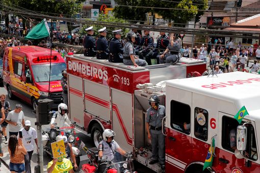 Tang lễ Pele: Xe cứu hỏa rước linh cữu Pele khắp đường phố Santos, đưa Vua bóng đá về nơi an nghỉ cuối cùng - Ảnh 24.