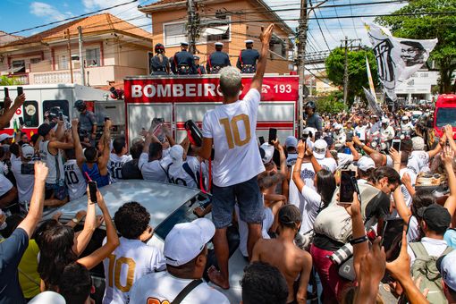 Tang lễ Pele: Xe cứu hỏa rước linh cữu Pele khắp đường phố Santos, đưa Vua bóng đá về nơi an nghỉ cuối cùng - Ảnh 10.