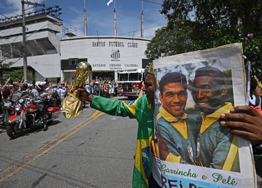 Tang lễ Pele: Xe cứu hỏa rước linh cữu Pele khắp đường phố Santos, đưa Vua bóng đá về nơi an nghỉ cuối cùng - Ảnh 26.