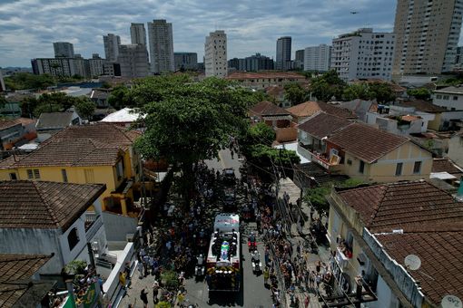 Tang lễ Pele: Xe cứu hỏa rước linh cữu Pele khắp đường phố Santos, đưa Vua bóng đá về nơi an nghỉ cuối cùng - Ảnh 28.
