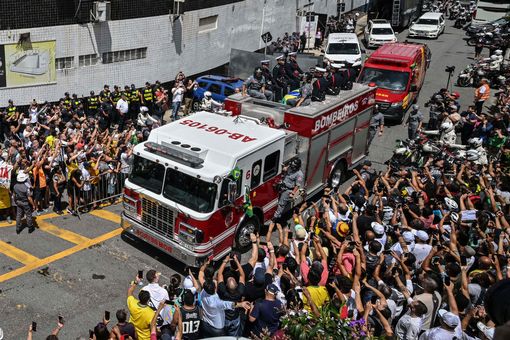 Tang lễ Pele: Xe cứu hỏa rước linh cữu Pele khắp đường phố Santos, đưa Vua bóng đá về nơi an nghỉ cuối cùng - Ảnh 29.