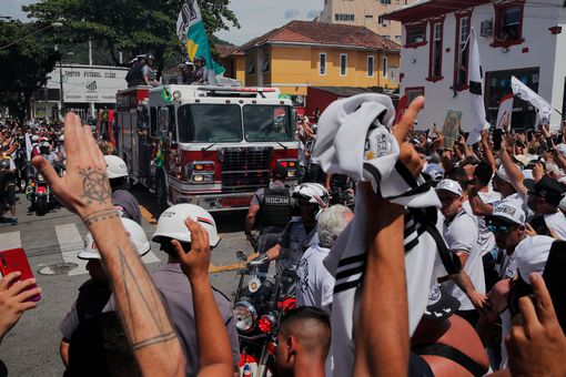 Tang lễ Pele: Xe cứu hỏa rước linh cữu Pele khắp đường phố Santos, đưa Vua bóng đá về nơi an nghỉ cuối cùng - Ảnh 12.