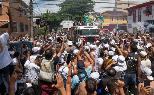 Tang lễ Pele: Xe cứu hỏa rước linh cữu Pele khắp đường phố Santos, đưa Vua bóng đá về nơi an nghỉ cuối cùng - Ảnh 13.