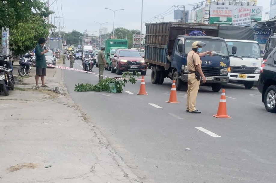 Người đ&agrave;n &ocirc;ng thiệt mạng khi t&ocirc;ng v&agrave;o đu&ocirc;i xe ben dừng tr&ecirc;n quốc lộ - Ảnh 1.