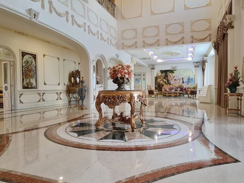 Bất ngờ l&yacute; do rao b&aacute;n si&ecirc;u biệt thự trăm tỷ c&ugrave;ng &lsquo;n&uacute;i' qu&agrave; tặng - Ảnh 2.