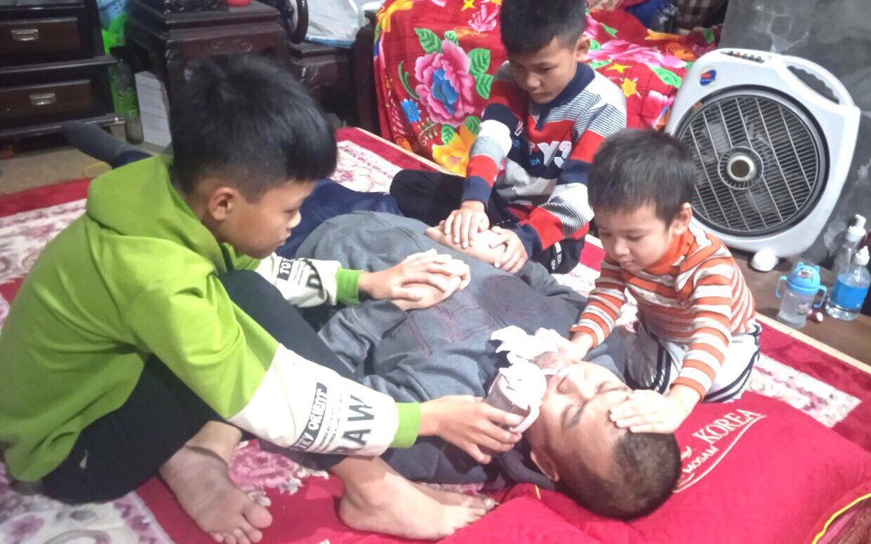 MS 815: Bố nằm liệt giường sau tai nạn, 3 con thơ nheo nhóc mong một năm mới không thất học