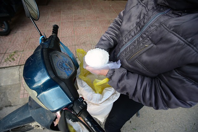 Thứ người bu&ocirc;n kh&ocirc;ng d&aacute;m b&aacute;n đắt, người mua kh&ocirc;ng d&aacute;m mặc cả ng&agrave;y m&ugrave;ng 1 Tết - Ảnh 2.