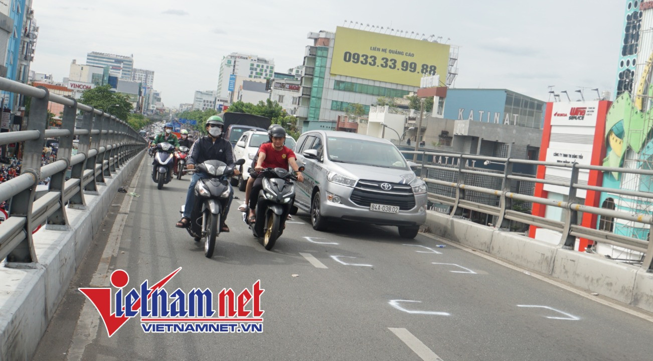 3 ô tô tông nhau trên cầu vượt, đường ra sân bay Tân Sơn Nhất kẹt cứng - Ảnh 2.
