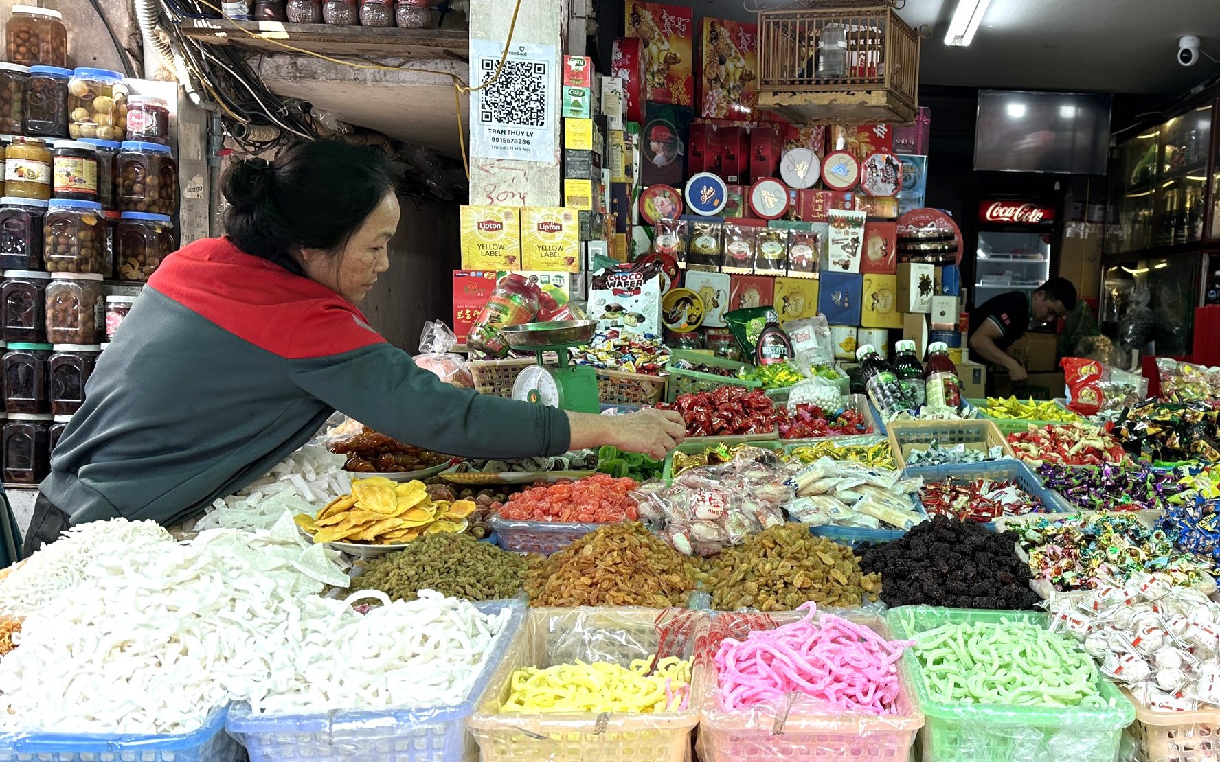 'Thủ phủ' bánh kẹo Hàng Buồm nhộn nhịp chuẩn bị cho Tết Nguyên đán