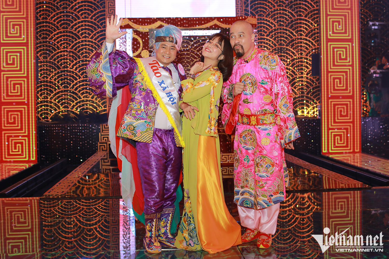 'Ngọc Hoàng' Quốc Khánh bên hai ca sĩ gợi cảm ở hậu trường Táo Quân - Ảnh 14.