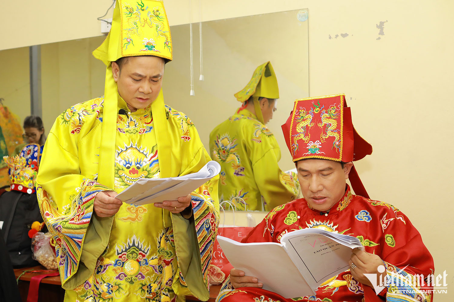 'Ngọc Hoàng' Quốc Khánh bên hai ca sĩ gợi cảm ở hậu trường Táo Quân - Ảnh 9.