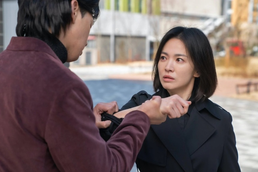 Song Hye Kyo phản hồi về cảnh cởi đồ - Ảnh 2.