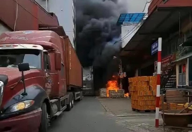 Cửa hàng kinh doanh bếp gas cháy ngùn ngụt ở Hà Nội - Ảnh 2.