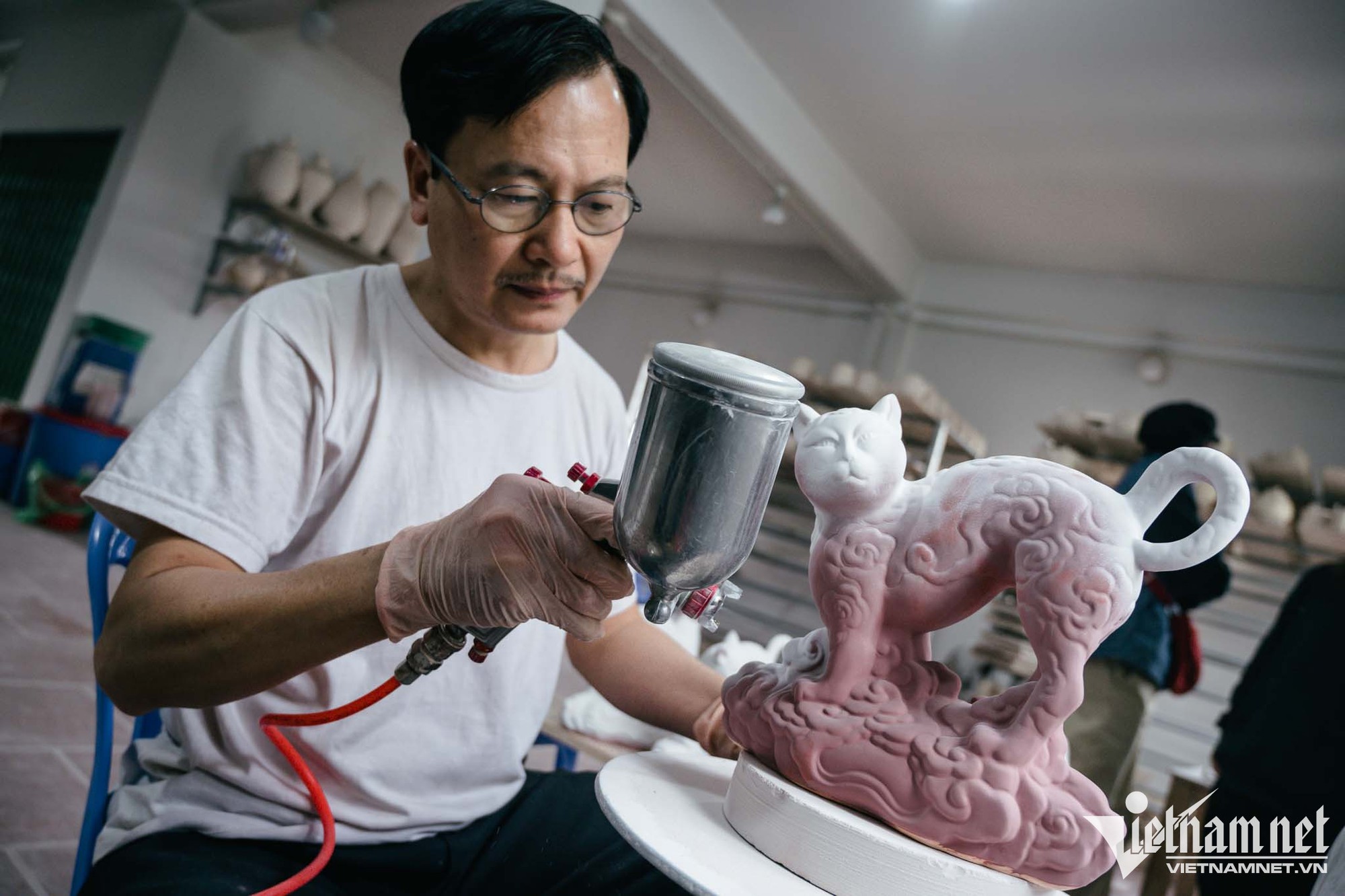 Mèo chiêu tài phong thủy dát vàng 24k giá tiền triệu ở Hà Nội - Ảnh 4. Mèo chiêu tài phong thủy dát vàng 24k giá tiền triệu ở Hà Nội - Ảnh 4.