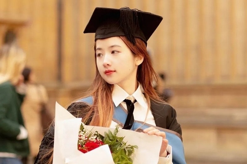 太漂亮的女孩被懷疑在牛津大學的學位上撒謊-照片2。