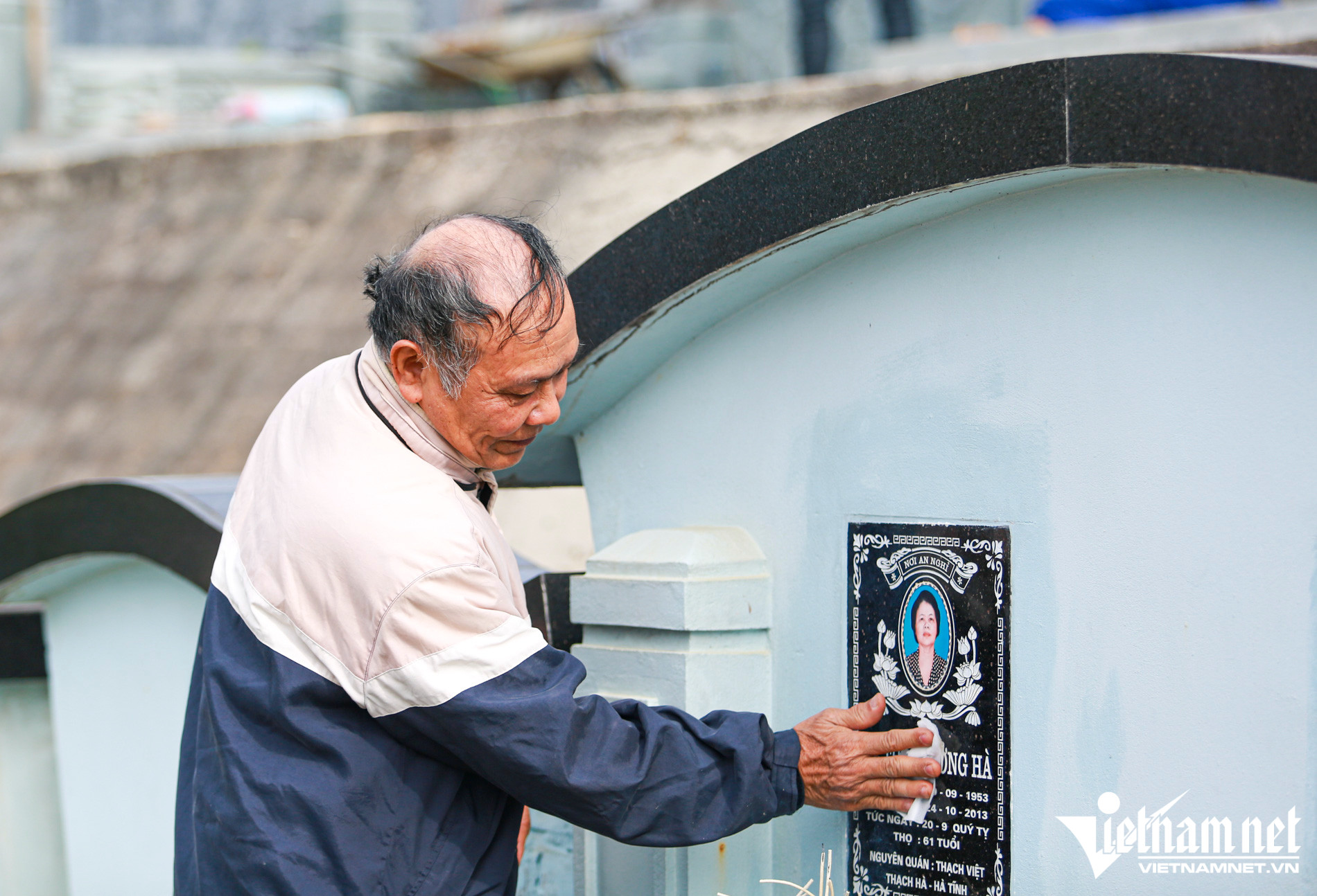 Tảo mộ ngày cận Tết, xúc động với hình ảnh chồng chơi đàn tưởng nhớ vợ - Ảnh 7.