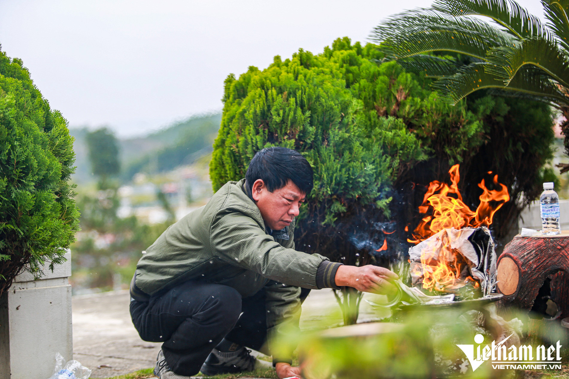 Tảo mộ ngày cận Tết, xúc động với hình ảnh chồng chơi đàn tưởng nhớ vợ - Ảnh 4.