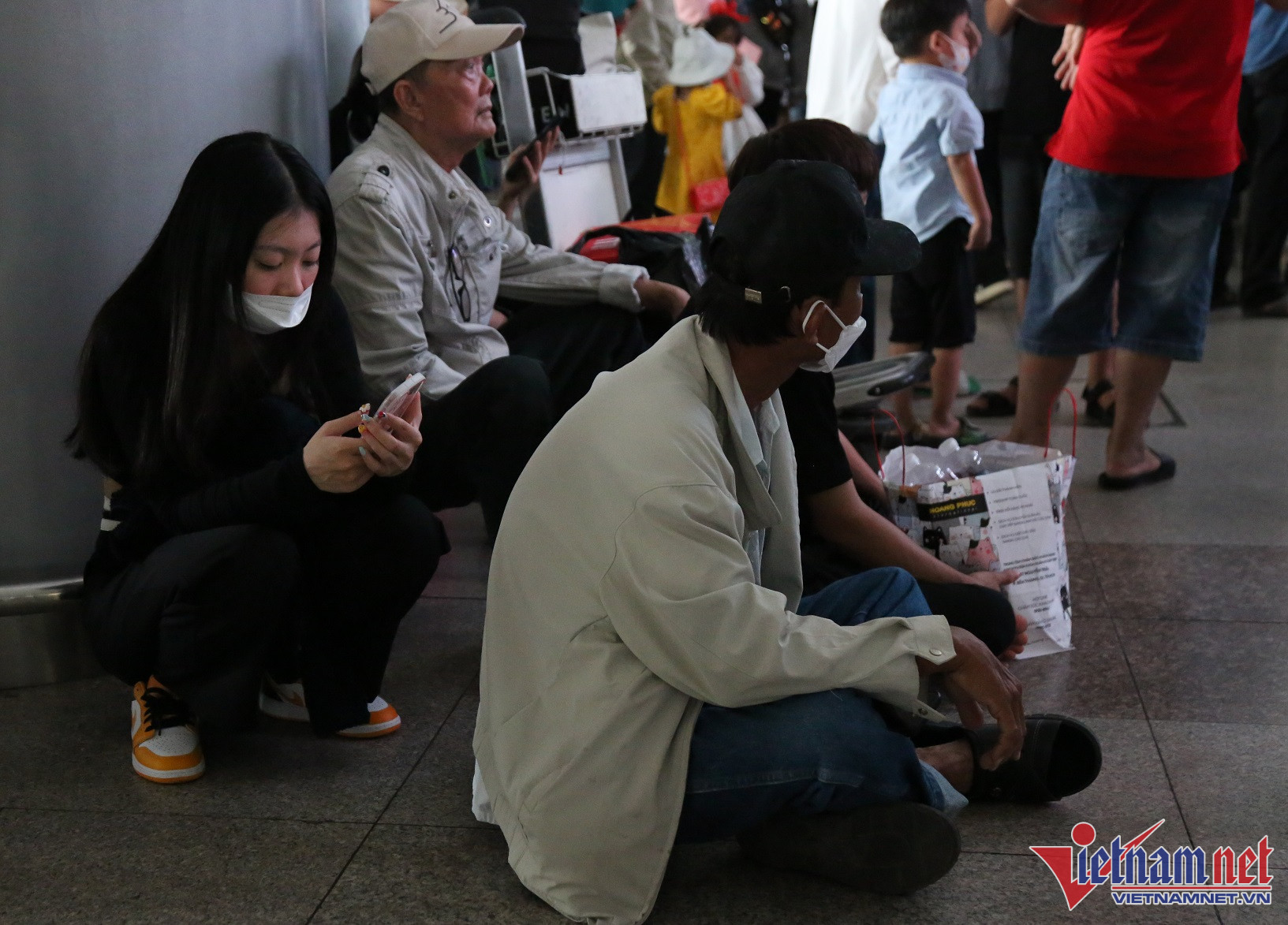 Đón kiều bào về quê ăn Tết, cảm xúc vỡ òa ở sân bay Tân Sơn Nhất - Ảnh 7.