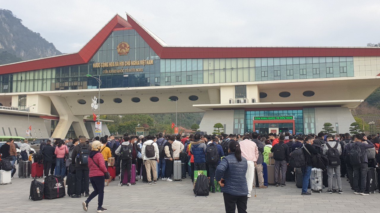 Hàng nghìn người xuất nhập cảnh tại cửa khẩu Việt - Trung ngày đầu mở lại - Ảnh 2.