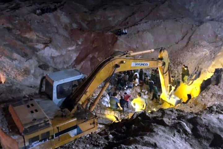 Sạt mỏ đất ở Phú Thọ, một thợ lái máy xúc bị vùi chết thương tâm - Ảnh 1.